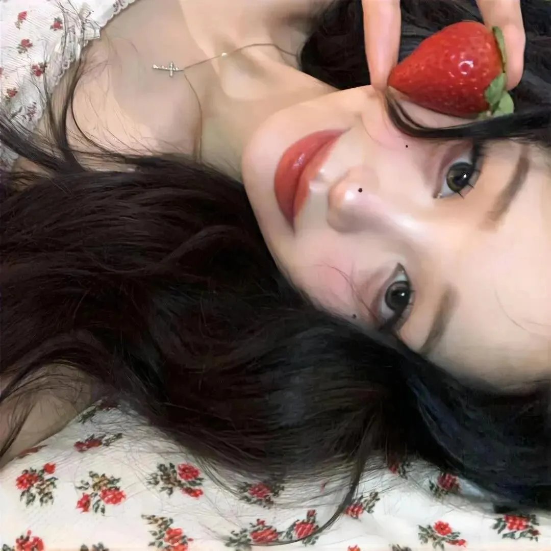 穿黄睡衣的女孩